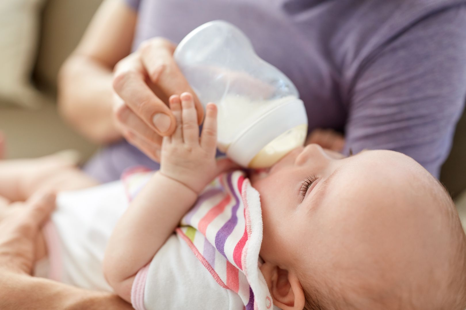 Newborn Bottle Feeding Positions & Bottle Feeding Advice